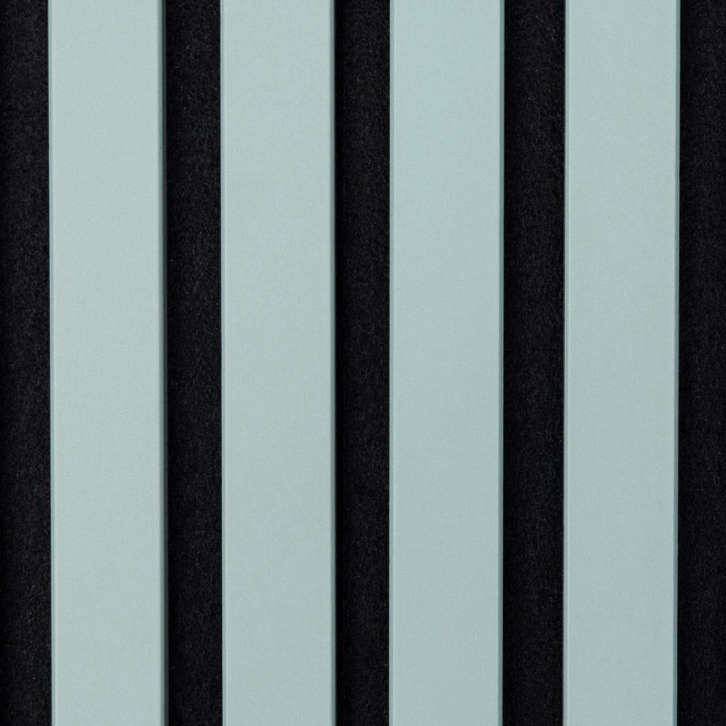Panel acústico WoodUpp compuesto por lamas verticales estrechas color verde menta montadas sobre fondo textil negro; se aprecian cinco listones lisos y uniformes separados por ranuras oscuras, mostrando textura regular y contraste entre las lamas pintadas y la superficie absorbente detrás.