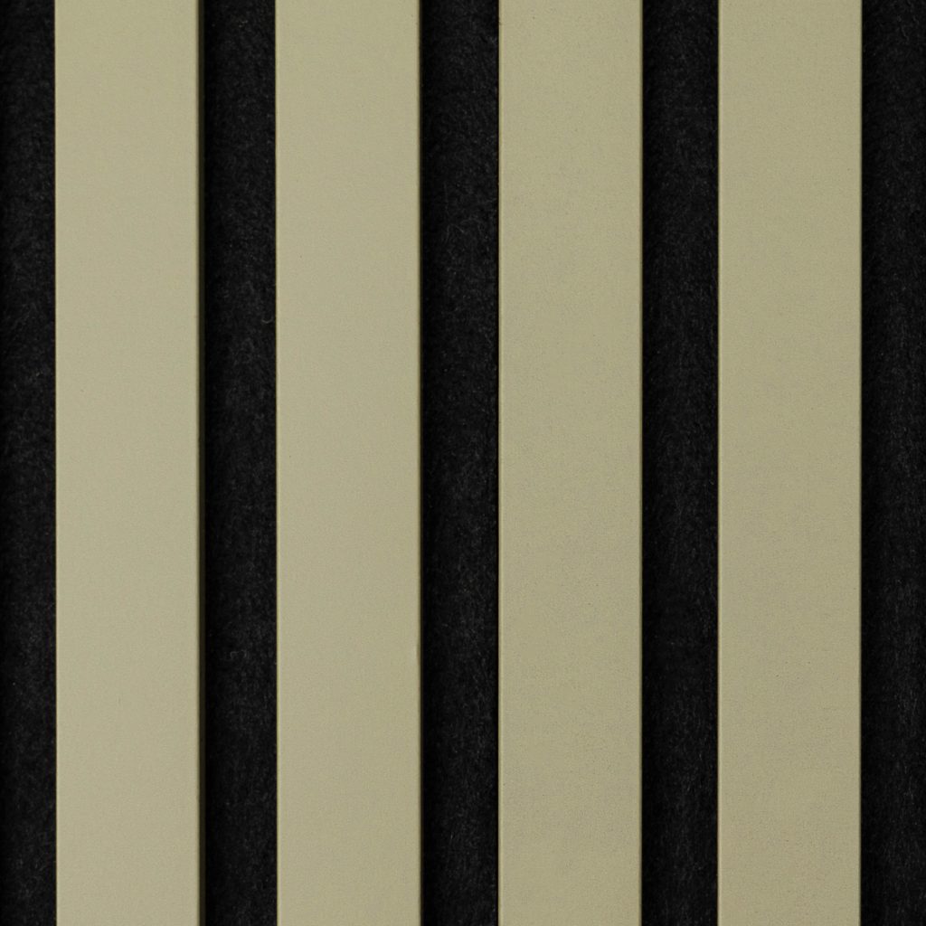 Imagen de WoodUpp mostrando paneles acústicos con lamas verticales beige: listones lisos y uniformes separados por bandas negras de fieltro que forman ranuras profundas. Diseño modular y minimalista, ideal para revestimiento sonoro y estético en interiores, destacando textura y contraste entre beige y negro.