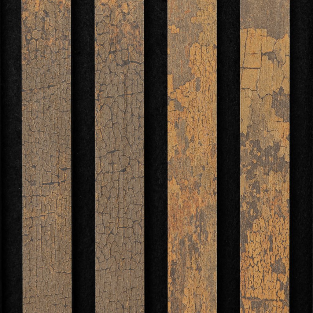 Panel WoodUpp formado por lamas verticales decorativas de madera con acabado craquelado y tonos marrón y ocre, mostrando textura envejecida y pintura descascarada. Lamas finas separadas por bandas negras absorbentes, diseño modular para revestimiento acústico y estético de estilo rústico-industrial.