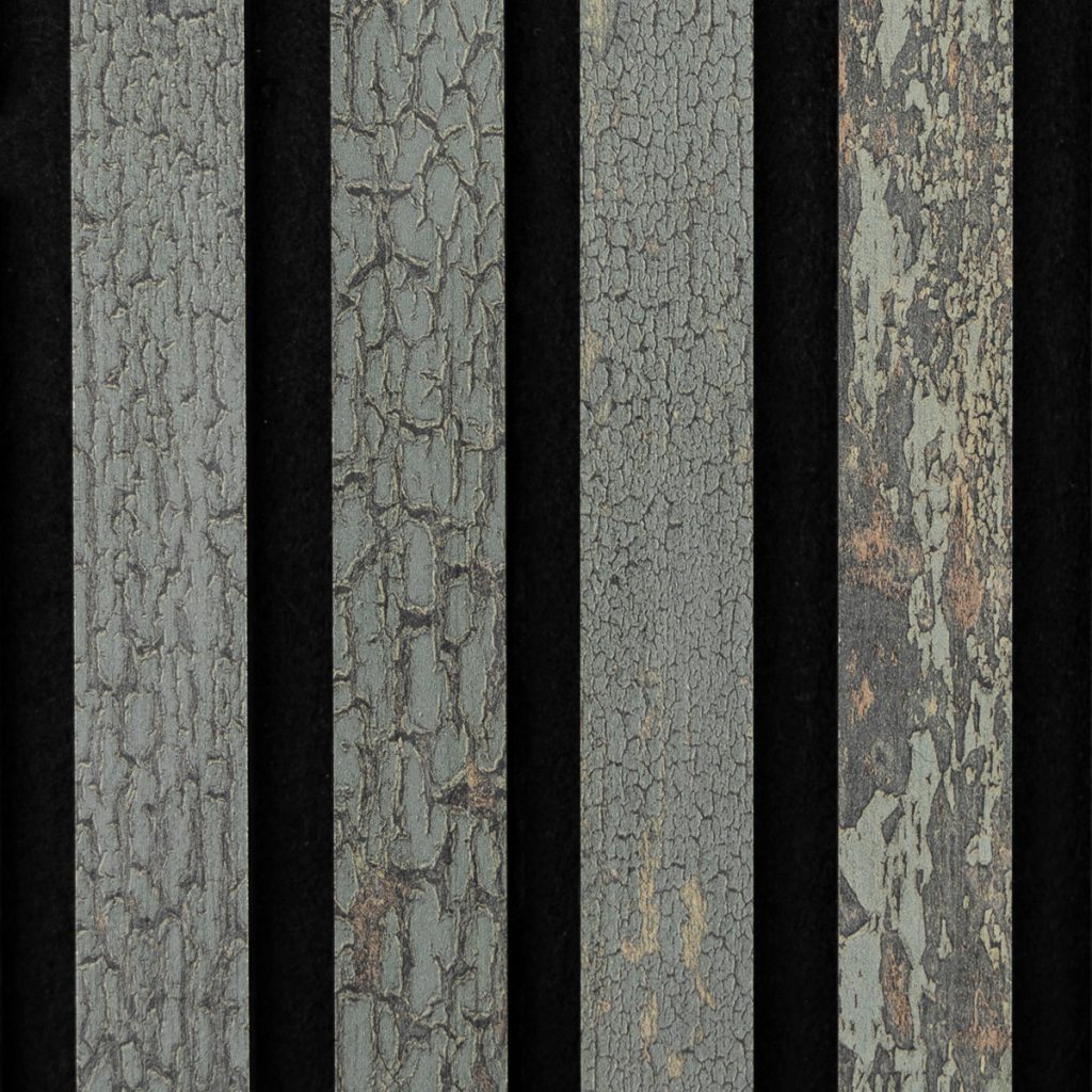 Imagen de WoodUpp con cinco listones estrechos de madera a la vista; son muestras de acabado con textura craquelada y relieves que imitan corteza y pintura envejecida, en tonos gris verdoso y ocres, con sutiles vetas y aspecto rústico, separados por franjas negras.