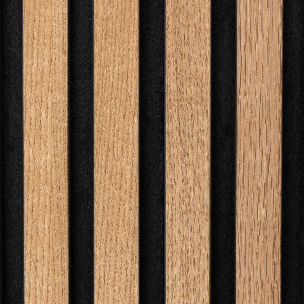 Detalle de un panel acústico WoodUpp: listones verticales de madera natural (roble claro) con vetas visibles, perfil recto y acabado mate, montados sobre una base de fieltro negro. Diseño modular y espaciado regular que destaca textura y contraste entre madera cálida y fondo oscuro.