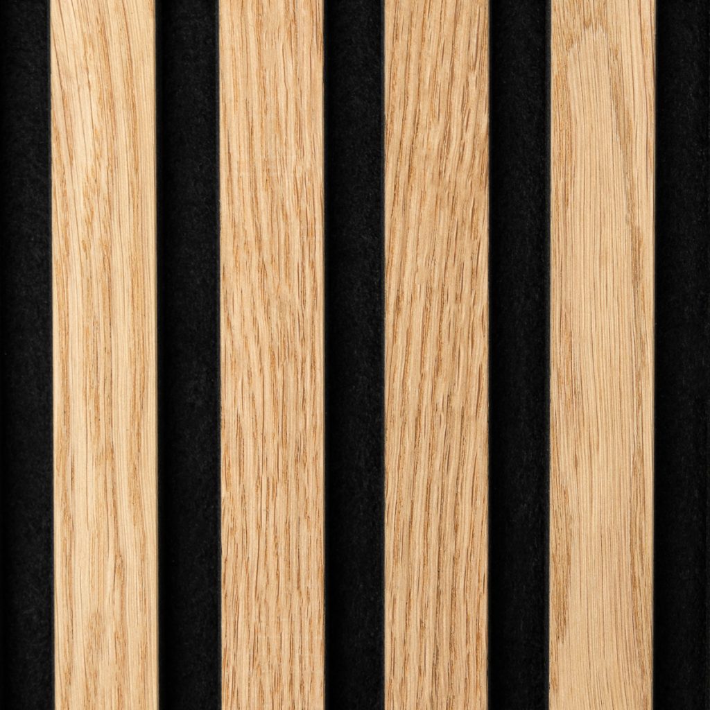 Panel acústico WoodUpp formado por listones verticales de roble natural, con veta visible y acabado liso, dispuestos uniformemente sobre un fondo negro absorbente. Diseño modular y minimalista para paredes o techos que aporta calidez estética y mejora la absorción acústica en interiores.