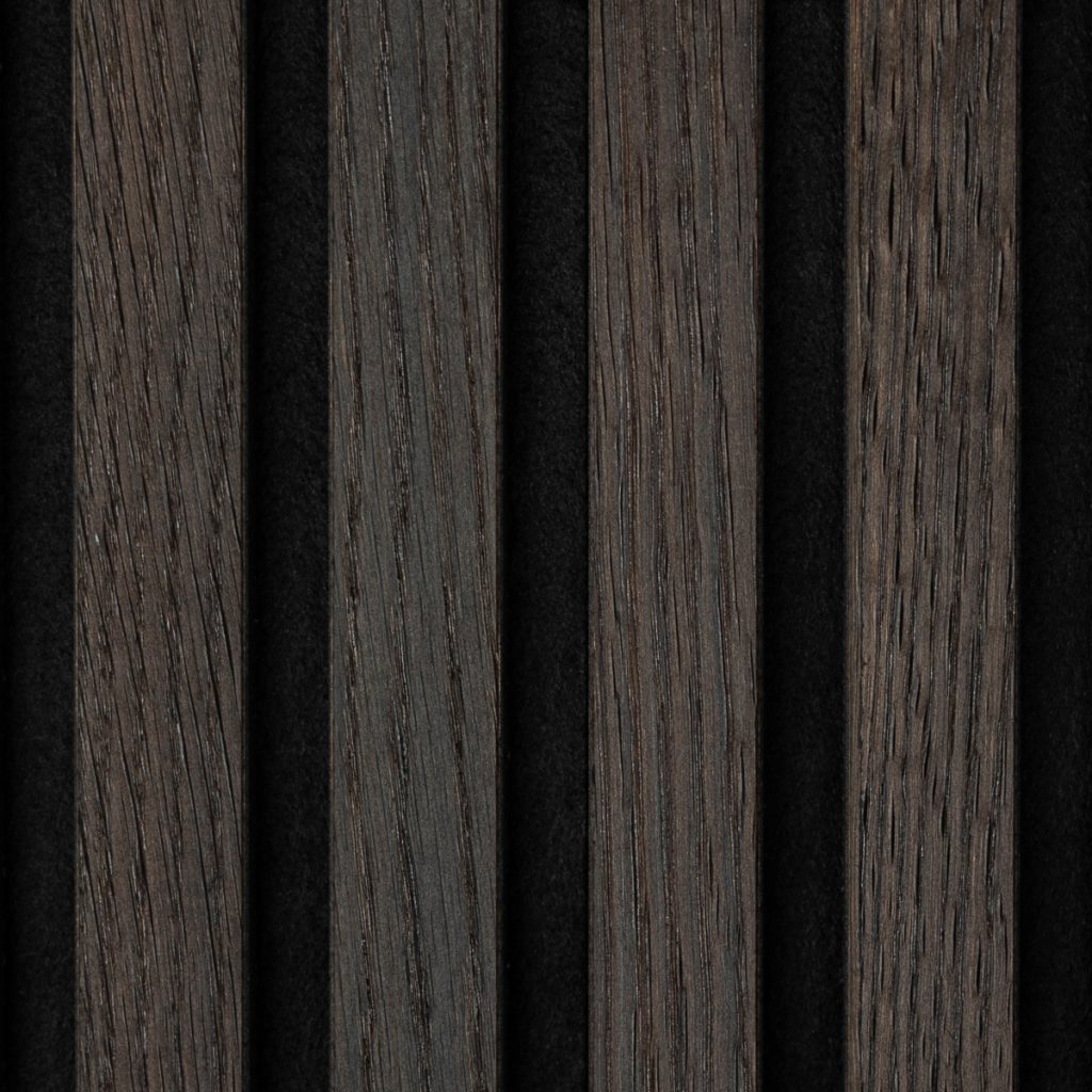 Panel acústico de WoodUpp compuesto por cinco listones verticales de madera oscura con vetas pronunciadas y acabado mate, separados por bandas de fieltro negro. Los listones muestran textura rugosa y tono ahumado, diseñados para absorción sonora y estética elegante en interiores.