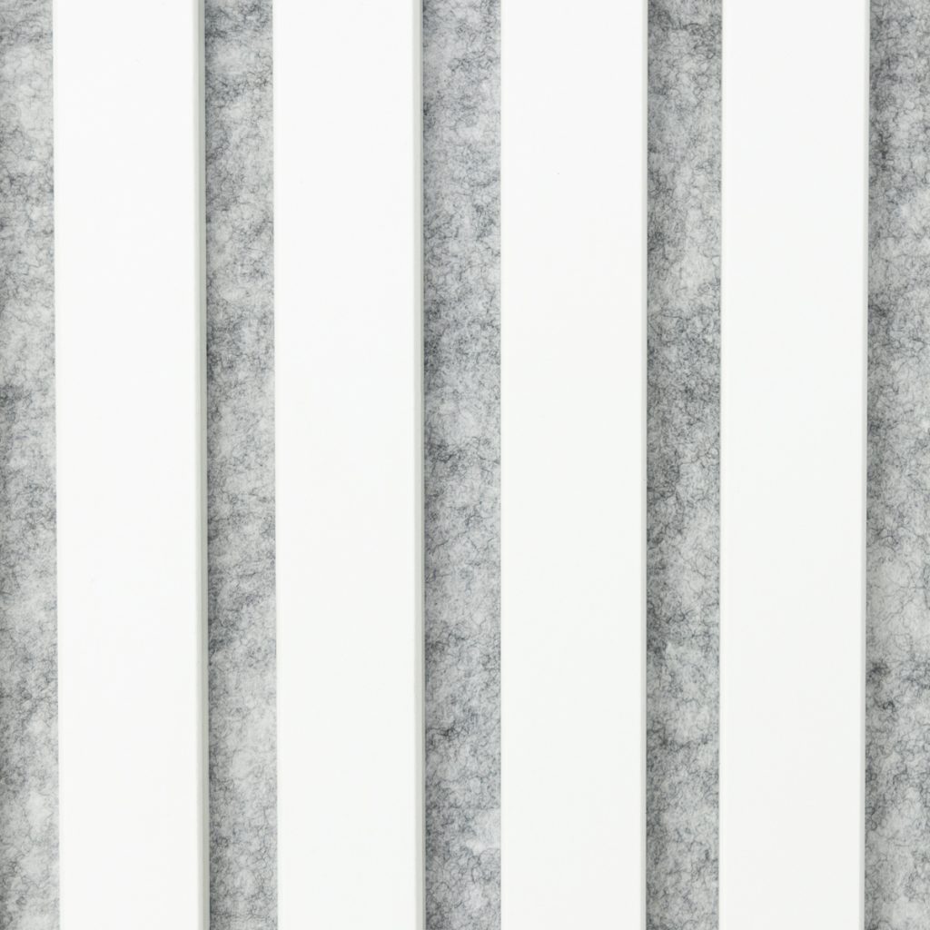 Panel WoodUpp con listones blancos verticales y ranuras intercaladas que muestran un respaldo acústico gris tipo fieltro. Se aprecian lamas lacadas blancas uniformes de WoodUpp montadas sobre paneles absorbentes grises, diseñadas para decoración y mejora acústica en interior, con textura suave y estética minimalista.