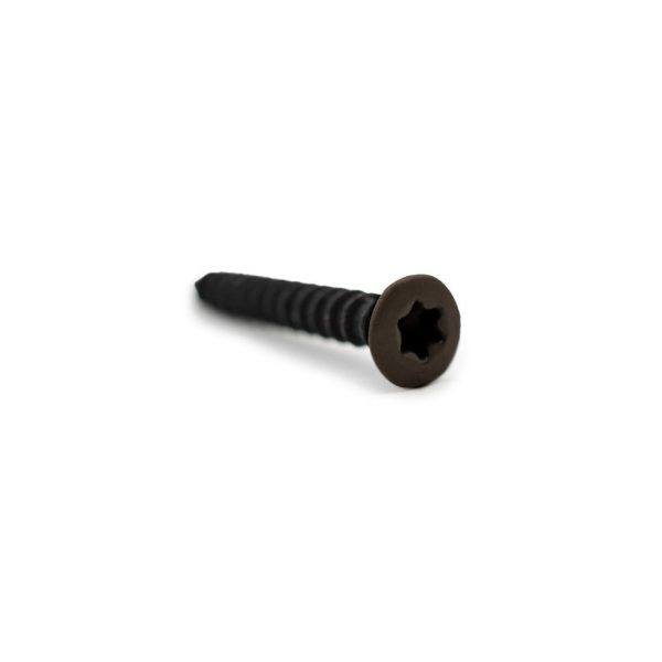 Imagen de producto WoodUpp: un tornillo para madera con cabeza avellanada y ranura tipo Torx, acabado marrón oscuro. Tornillo de rosca completa y cuerpo estriado diseñado para tarimas y fijaciones exteriores, mostrado aislado sobre fondo blanco, enfocado en la cabeza y la rosca.