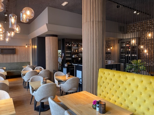 Featured image for the post: Diseño Acústico en Restaurantes: Cómo los Paneles de Madera Pueden Mejorar la Experiencia del Cliente