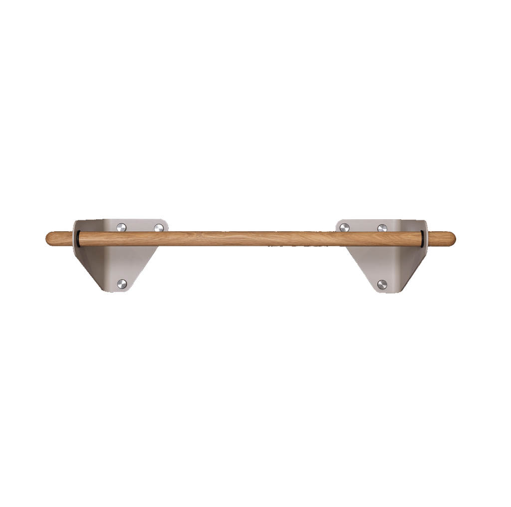 Toallero de WoodUpp sobre fondo blanco. Muestra una barra de madera de roble claro, de forma cilíndrica, que está sujeta por dos soportes metálicos de color beige con un diseño angular. Se aprecian tornillos plateados fijando los soportes a la barra y a la pared.